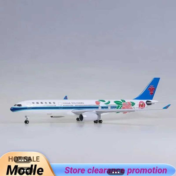 Modle aeronautico 47 cm 1 135 Scala 330 A330 Modello Cina Southern Airlines W Base Wheel Light Resin Aircraft Collection S2452022