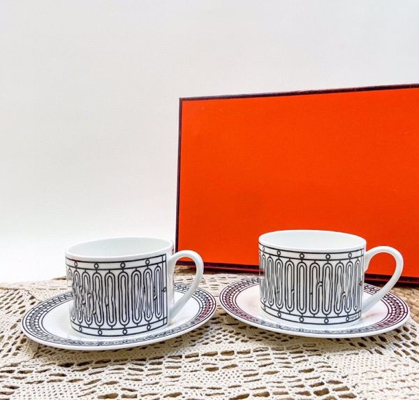 Klassiker weißer Hintergrund Black Line Serie Bone China Zwei Tassen Zwei Untertassen Kaffeetasse Tee Set Anzug Home Geschenk Großhandel