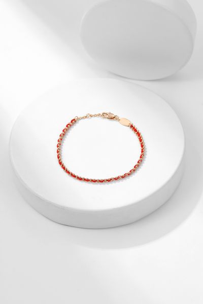 Das rote Schnur und das kleine rote Seil des Designers sind hochwertige, zurückhaltende und exquisite Armbänder für luxuriöse Hochzeiten und Valentinstagsgeschenke.