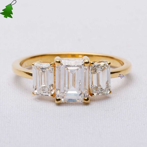 Einführung von 14 kt Gelbgold Emerald Cut Moissanite Diamond Engagement Ring Dieses schillernde schicke und zeitlose Accessoire für Frauen