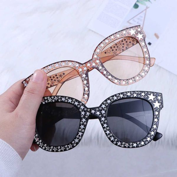 Sunglasses 2022 Crystal Diamond Frame Sunglasses for Womens Retro Cat Eye Sunglasses Sparkling Star Sunglasses Fashion Mirror Shadow J240528
