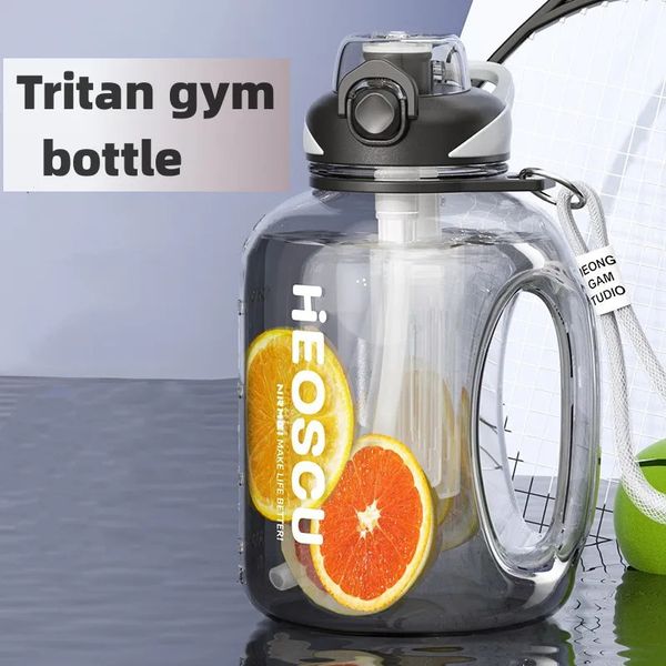 Wasserflasche 2 Liter Tritan Material präziser Maßstab tragbares Kapazität Wasserflaschen mit Strohfrüchten Infuser Sport 240530