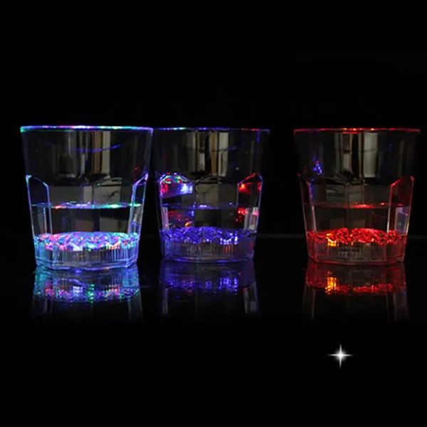 50 ml LED -Blitzbecher Spaß Bier Wein trinken transparente Plastikbecher blinzeln leuchtend Barware für Bar Nacht Club Party Vorräte