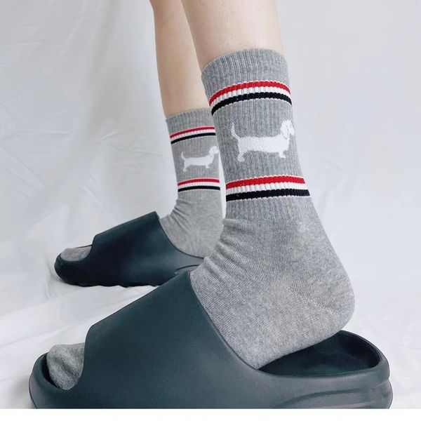 4 Bar Stripes Mid Socken Einfacher Brief Hochwertige Baumwolle Europäische amerikanische Straßen Trend Socken Männer und Frauen Socken Welpenpaar in Röhrensocken MM6 Reine Baumwollsocken