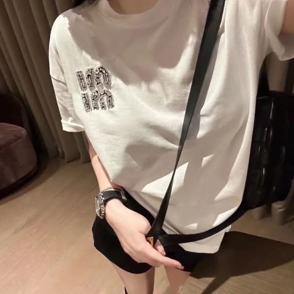 2024 Miu Digner T-shirt Frauen Heißer Bohrer Gestickte Buchstaben T-shirts Baumwolle Rundhals Kurze Sleev Lose Mode Sommer Ladi Tops s-l