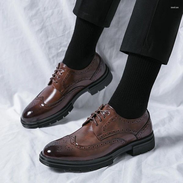 Sapatos casuais rendas até estilo britânico apontou toe couro homens oxfords negócios formal brogue apartamentos sola grossa