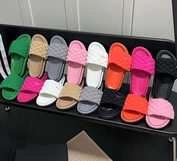 Designer-Hausschuhe, Pool-Kissen, Komfort-Slides, Damen-Mule-Sandale, Plateau-Wildleder, gesteppt, glatt, karierter Gummi-Slipper mit yg