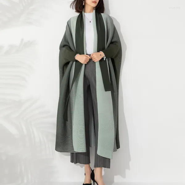 Trench da donna Miyake pieghettato sciolto di grandi dimensioni Temperamento Mantello esterno Donna Autunno Moda Sfumatura di colore Camicia a pipistrello Giacca a vento