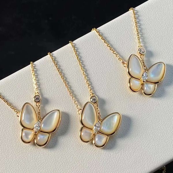 Moda europeia e americana de alta versão, luxo leve, personalizado e versátil colar de borboleta Fritillaria branca, pingente de ouro champanhe para mulheres