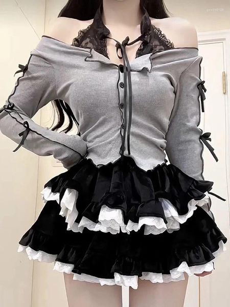 Abiti da lavoro Set di vestiti dolci Donna Set di gonna Lolita giapponese Kawaii Sottile fiocco di pizzo Slash Neck Top Torta di velluto nero Mini 2 pezzi