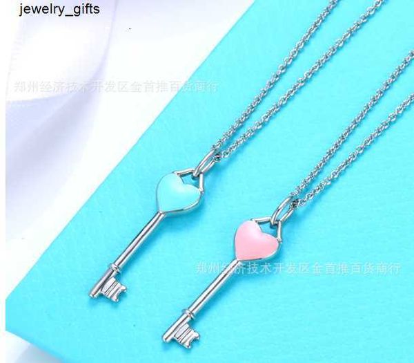 Vom Designer entworfene Emaille-Herz-Schlüsselanhänger-Halskette für Damen, leichter Luxus-Stil, blau-rosa, geliebter Schlüsselbein-Anhänger