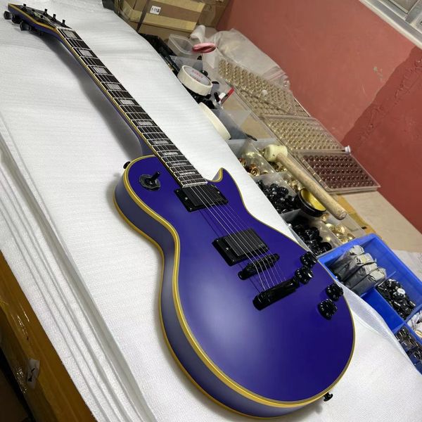 chitarra elettrica personalizzata, colore viola, corpo in mogano, tastiera in palissandro, finitura satinata, pickup attivi, spedizione gratuita