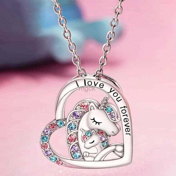 Halsketten mit Anhänger Pretty Fashion Einhorn Mutter und Kind Umarmung Herzform Anhänger Halskette Charm Halskette für Frauen Perfektes Geschenk für Mädchen 240330