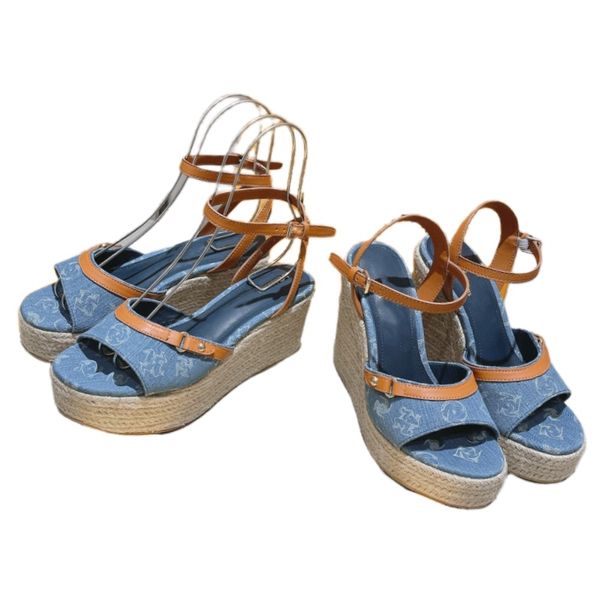 Sandalen, ausgehöhlte Plateauschuhe, Damen-Denim-Designer-Schuhe, Luxus-Brief-High-Heels, Rattan-Weberei, Outdoor-Schuhe, echtes Leder, Keilabsatz-Schuhe, offene Zehenschnalle