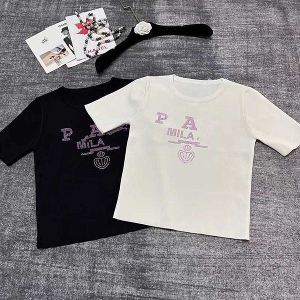 T-shirt da donna firmata P Family 24 Primavera/Estate New Hot Diamond Letter Fashion Age Reducing Girl Feeling lavorata a maglia a maniche corte Donna 0AFZ