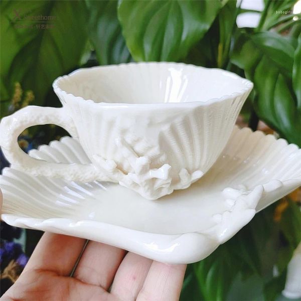 Tazze Piattini Tazza da caffè in ceramica in stile europeo di alta moda e piatto in rilievo con piattino per tazza da tè bianco in corallo in rilievo, regalo di design