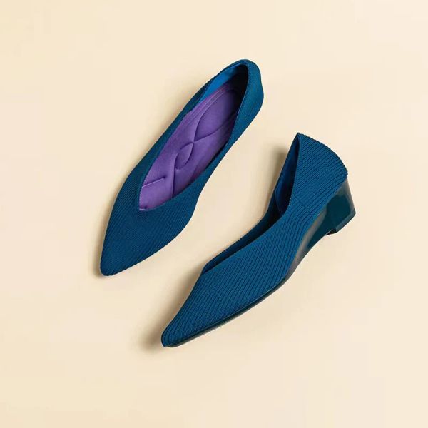 Насосы 2023 Новая женская обувь с склоном на каблук с устойчивостью к износу моды мягкая эластичная воздухопроницаемая стелька