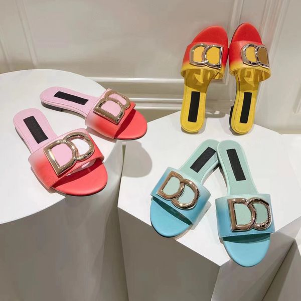 Pantofole di design di lusso della migliore qualità Sandalo in pelle Ciabatte da donna Capispalla estivi Scivoli per le vacanze per il tempo libero Pantofole da spiaggia Pantofola in pelle di vitello lucida Microlabel