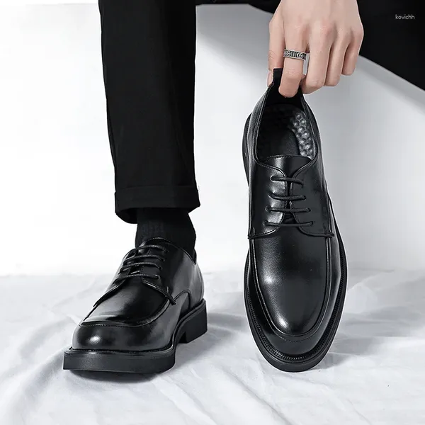 Sapatos casuais 2024 primavera estilo de negócios masculino couro preto hombre clássico rendas pontiagudas aumento cerimonial