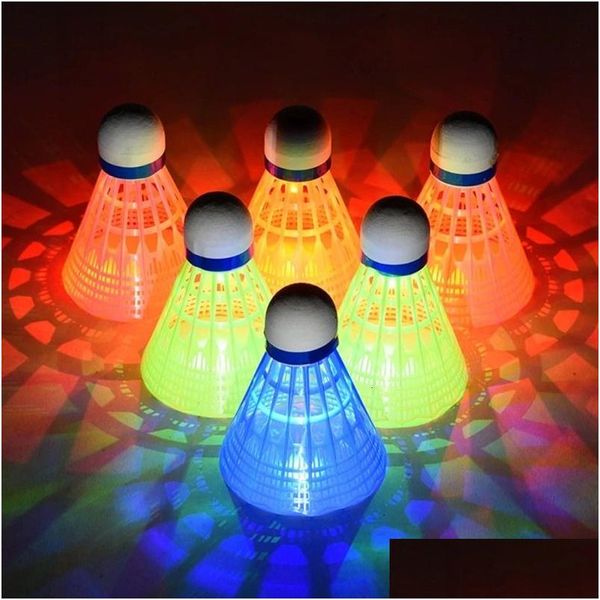 Petecas de badminton 4 pcs Nylon LED Treinamento esportivo ao ar livre interno para kit de ferramentas de jogo de bola 240223 Drop entrega esportes ao ar livre Racqu Ote7F