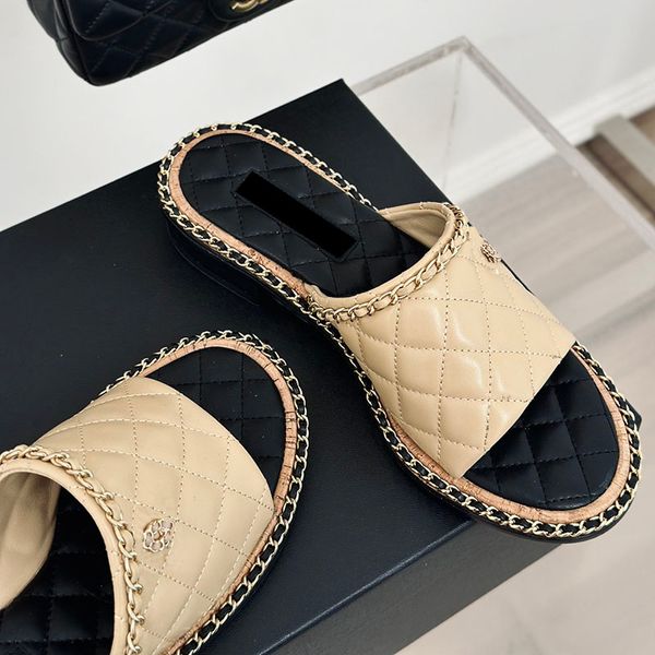 Kadınlar Sandalet Tasarımcı Koyun Dinleri Tıknaz Topuk 2cm/4cm Zincir Terlik ile Klasik Matelasse Slies Flip Flop Açık Plaj Ayakkabıları Kız Günlük Ayakkabı Boş Zaman Ayakkabı