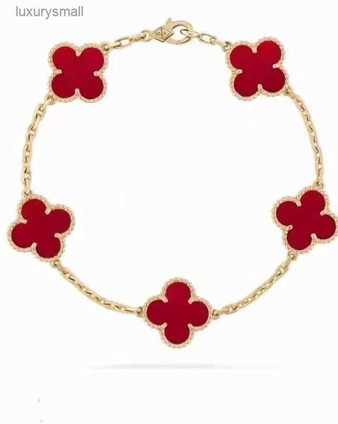 Designer di gioielli Vanclef Bracciale Van Clover 2024 Nuovo bifacciale a quattro foglie Cinque fiori Donna Acciaio al titanio Regali di lusso a mano per le amiche HU85 1YICN