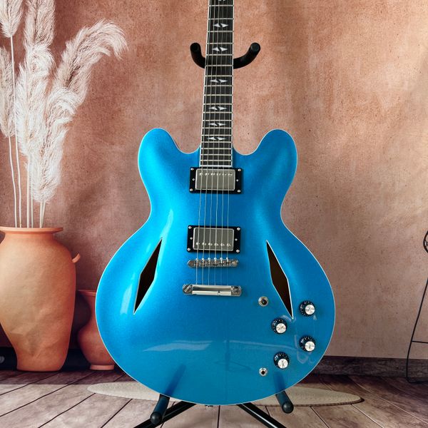 Pelham Blue DG-335 Semi-Hollow E-Gitarre, glänzender Ahornkorpus, Mahagonihals, 22 Bünde, vielseitige Leistung