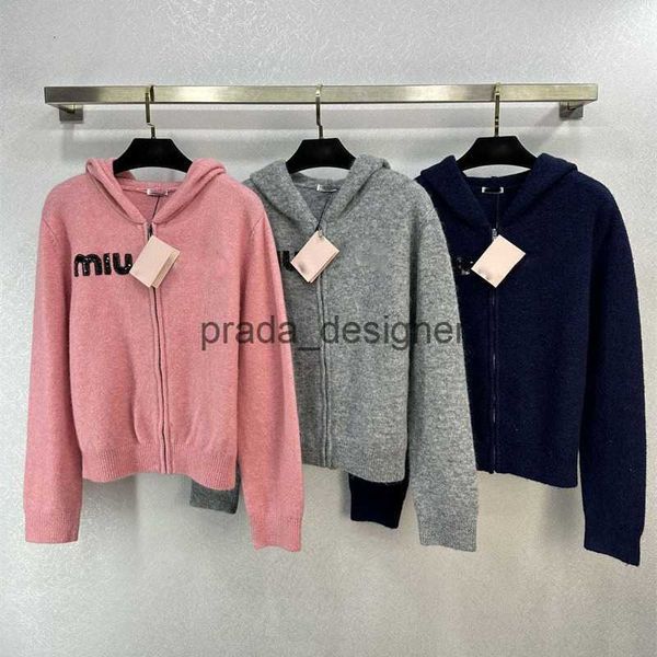 Designer-Damenpullover 24SS Frühfrühlingsneuer Miui Lässiger, schlanker, weißer, mit Buchstaben bestickter, perlenbesetzter Strickjacke mit Kapuze