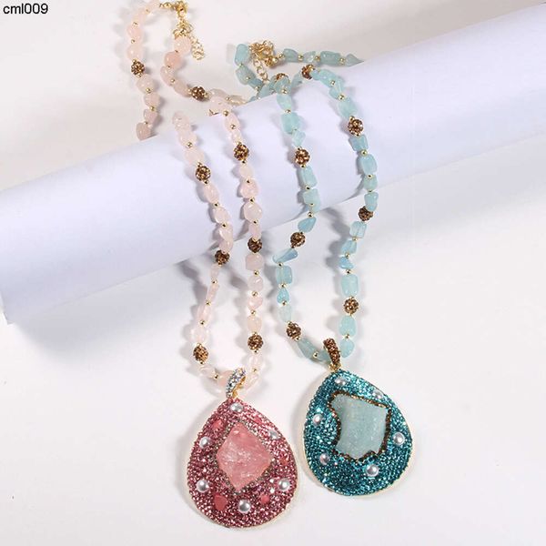 Collana alla moda con pietre frantumate di cristallo rosa e tesoro blu mare. Ciondolo originale con grande goccia d'acqua a forma di diamante