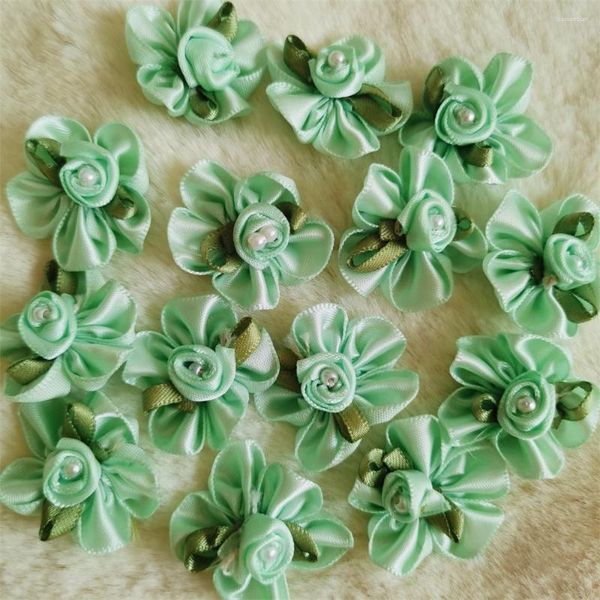 Fiori decorativi 30 pezzi fiocchi di fiori in nastro di raso verde menta perla rosa applicazioni artificiali tessuto matrimonio cucito artigianale regalo fatto a mano