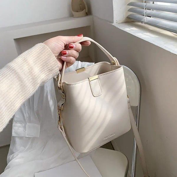 Saco de ombro crossbody 2024 mulheres bolsa única branco moda feminina balde cor sólida couro do plutônio à prova dwaterproof água