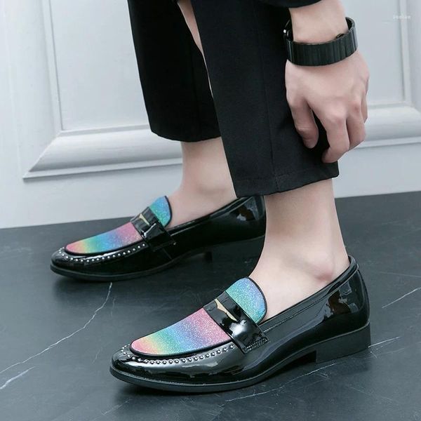 Scarpe casual Mocassini primaverili da uomo Qualità in pelle lucida Punta tonda Slip-On Tendenze della moda Modello Scarpa da sera Party Nightclub