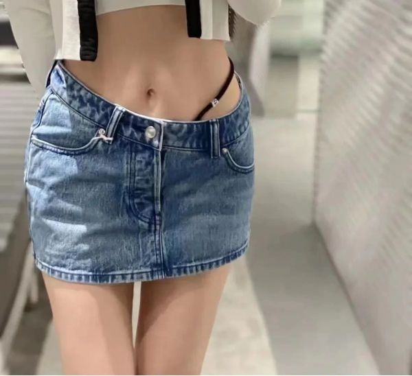 2023 Gonna di jeans chic estiva da donna Gonna corta di jeans da donna versatile diagonale a vita alta dal design semplice chic sexy ragazza calda