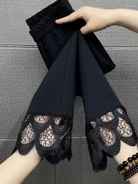 Pantaloni da donna micro svasati per l'estate 2024 versione coreana sottili con pizzo nero corto e leggings