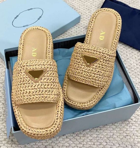 2023 Novo Prad Triângulo Palha Weave Chinelo Sandália Plataforma Ráfias Chinelos Designer Verão Salto Plano Casual Flip Flops Ao Ar Livre Piscina Sliders Beach Shoe NHGK