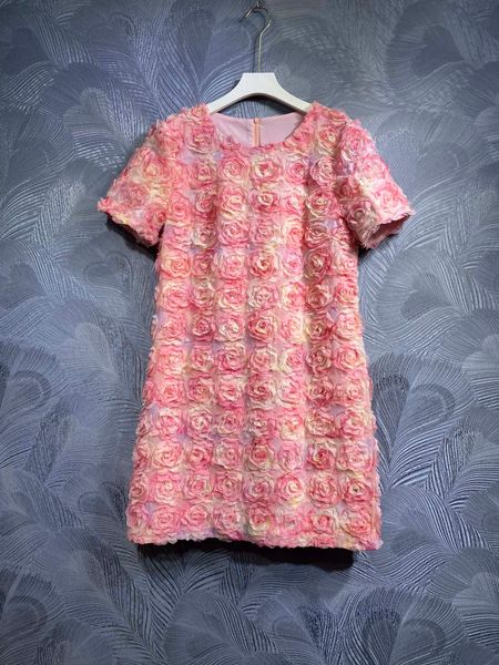 Vestido de manga curta rosa francês para o verão feminino 2024 novo design de flor tridimensional em torno do pescoço saia tubo reto