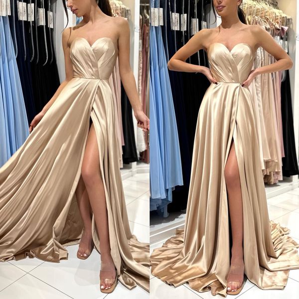 Champagner-goldenes A-Linien-Abschlussballkleid, Brautjungfernkleid, herzförmige Abendkleider, elegante Kleider, Brautjungfernkleider aus Satin mit Schlitz am Oberschenkel für besondere Anlässe