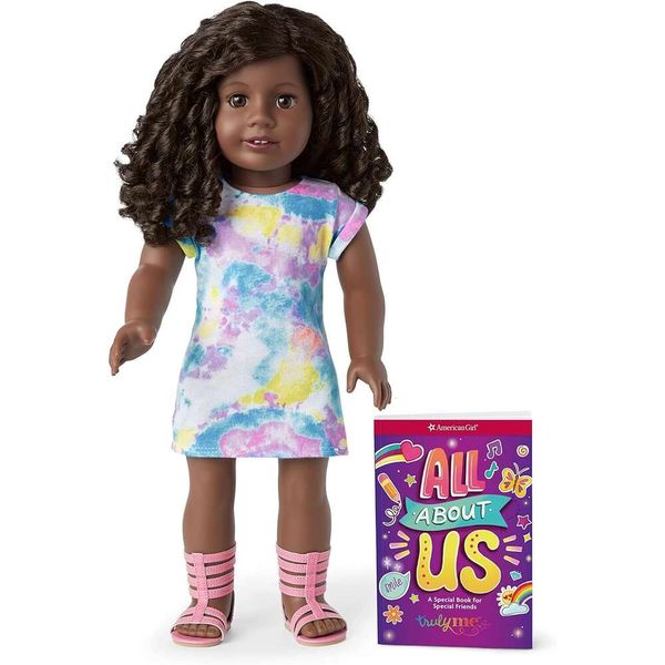 American Girl Truly Me Boneca de 18 polegadas # 115 com olhos cinzentos Cabelo loiro encaracolado Pele clara Vestido camiseta tie-dye para maiores de 6 anos - Presente perfeito para meninas