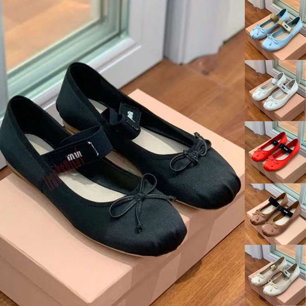 2024 Scarpe estive Scarpe basse di lusso Cinturino in barca Designer Fiocco in seta Punta tonda Scarpe da balletto da donna Fondo Confortevole Fascia elastica retrò Bocca poco profonda Scarpa singola