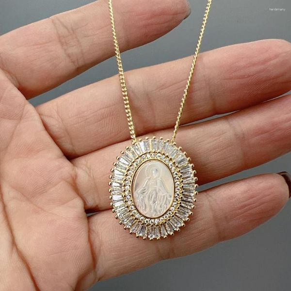 Collane con ciondolo Collana religiosa di lusso della Vergine Maria per le donne Gioielli commemorativi di preghiera con medaglia di conchiglia di cristallo di zircone brillante