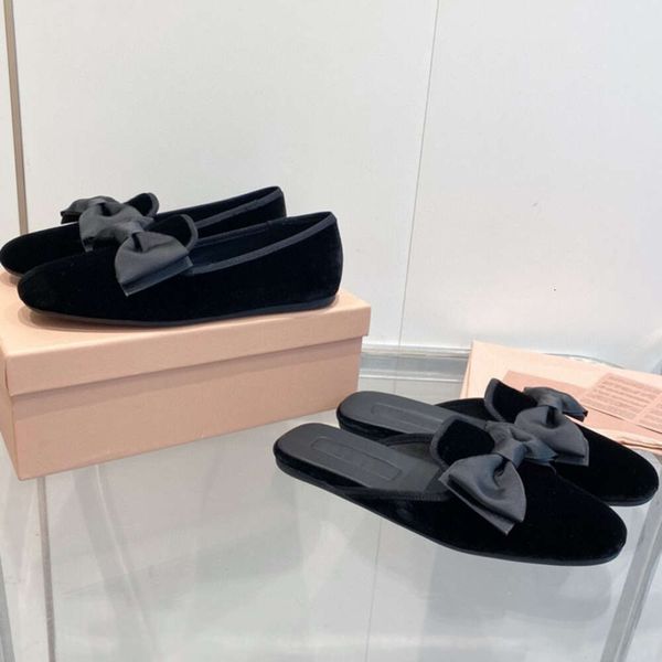 Designer plana mule sapato feminino mocassins vestido sapato cetim de seda mão bordado mules branco preto chinelos no551