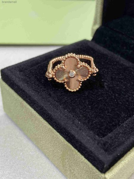 Designer-Ring für Frauen, doppelseitig, Geschenk für Frau, V-Gold, neu, rotierendes vierblättriges Blumenmotiv, rote Jade-Medaille, schicke geschnitzte Blume mit Box