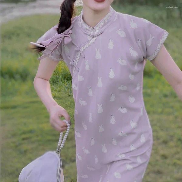 Ethnische Kleidung Sommer Helllila Druck Modernes Qipao Langes Damen-Cheongsam mit durchgehender Öffnung im chinesischen authentischen Nationalstil