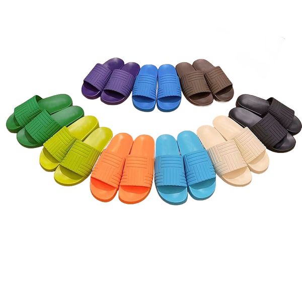 Sandálias de grife de verão chinelos de verão para homens e mulheres com padrão xadrez de fundo liso de borracha de borracha de borracha de borracha de borracha colorida Sandálias de sandálias externas 34-47