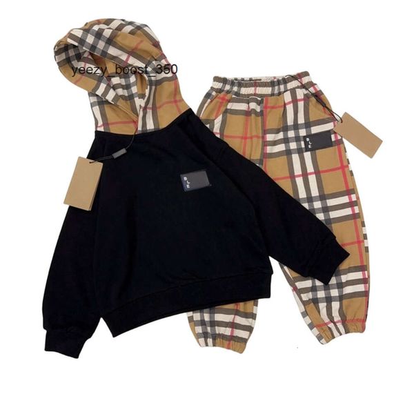 Burberrlies Abbigliamento firmato Tute per bambini Ragazzi Ragazze Set Felpe con cappuccio per bambini Pantaloni Tute Felpa con cappuccio ampia Felpa classica con lettera Pullover Streetwear Felpa con cappuccio 90cm1