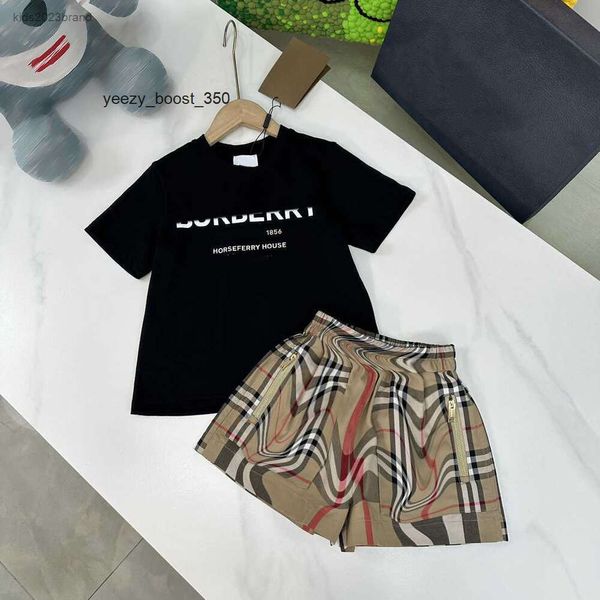 Burberrlies designer Abbigliamento per bambini Set per bambini tute tuta estiva Taglia 100-160 CM 2 pezzi T-shirt stampata con lettera e pantaloncini scozzesi alla moda July13