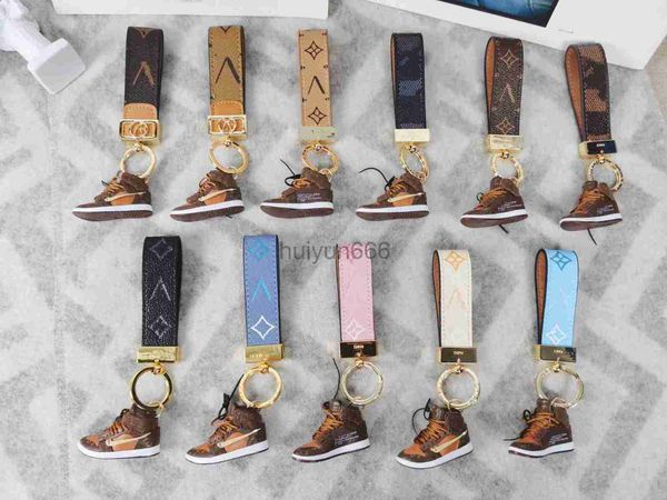 Tasarımcı Keychain Luxury Erkekler Basketbol Ayakkabıları Altın Kaplama Toka Alfabe Anahtar Keychain Kadın Çanta Cüzdanları Anahtar Kilet Araba Deri Klasik Anahtar Tasarımcı L9O12