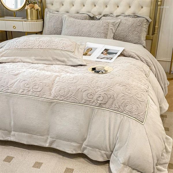 Set biancheria da letto Velluto d'angora intagliato con fiori Set biancheria da letto al latte Copripiumino Set lenzuolo Federa Biancheria da letto per adulti