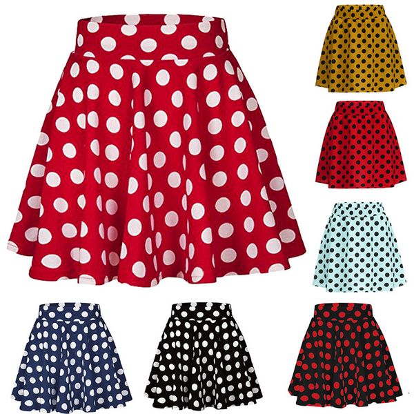 Polka dot femminile sfacciata e giocosa gonna a pezzi in uno splendido colore rosso perfetto per la stagione estiva