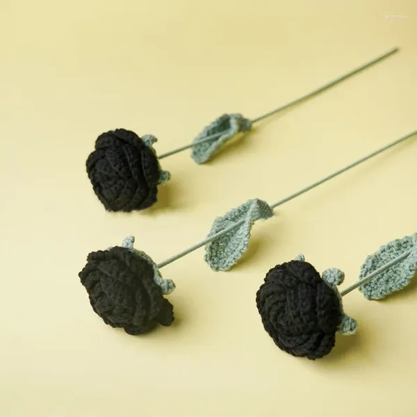 Fiori decorativi Rosa lavorata a maglia nera fatta a mano all'uncinetto Fiore artificiale Bouquet finto Decorazioni per la disposizione di vasi fai da te Decorazioni per la casa di nozze